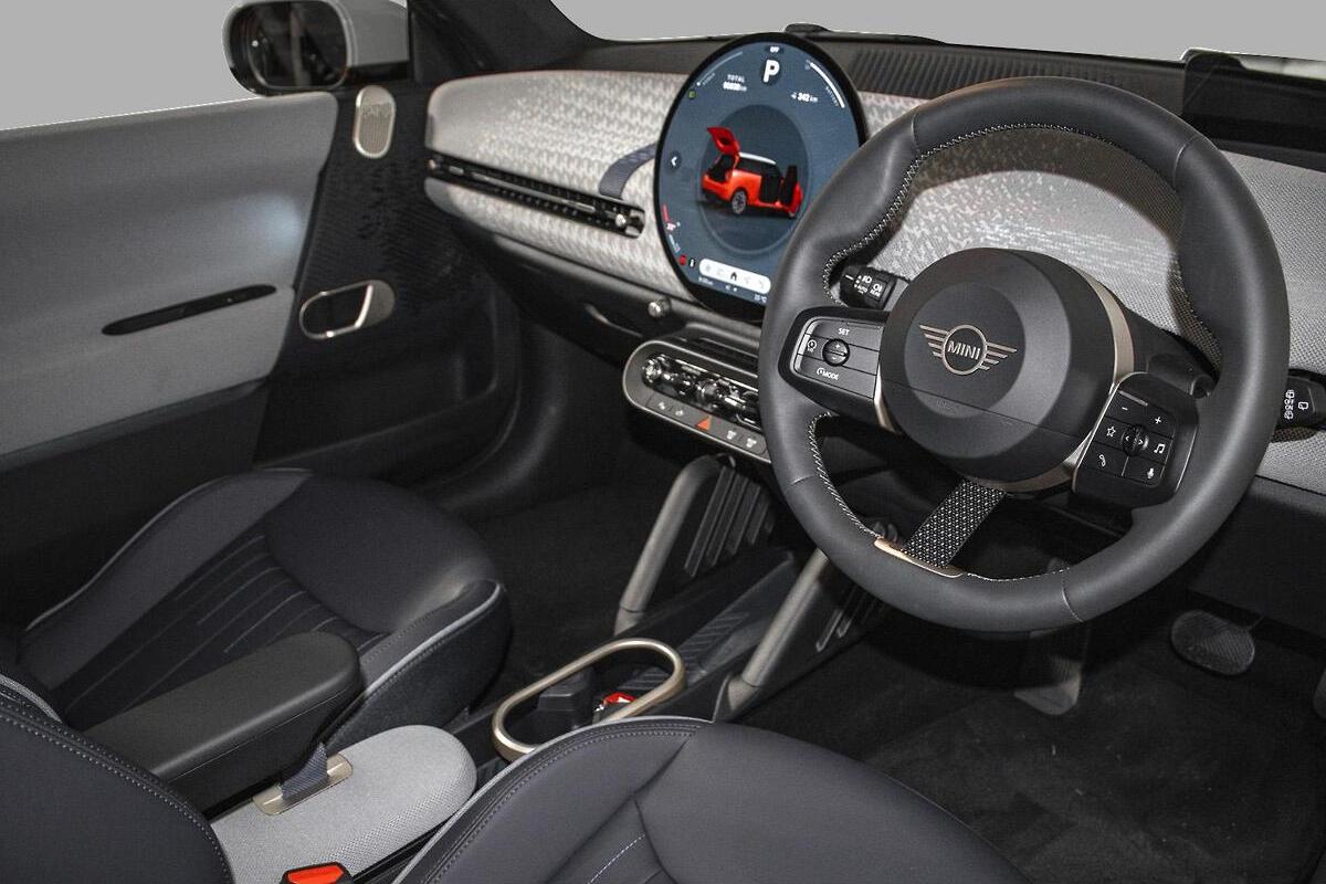 2024 MINI Cooper SE Favoured Auto